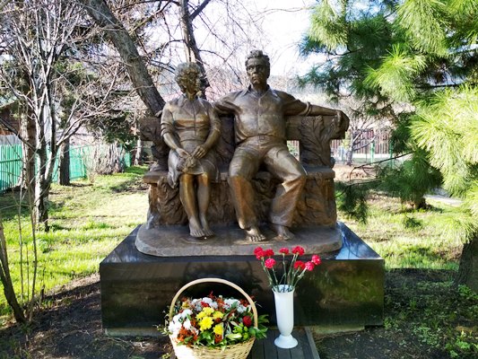 Памятник у дома-музея В.П. Астафьева Памятник у дома-музея В.П. Астафьева